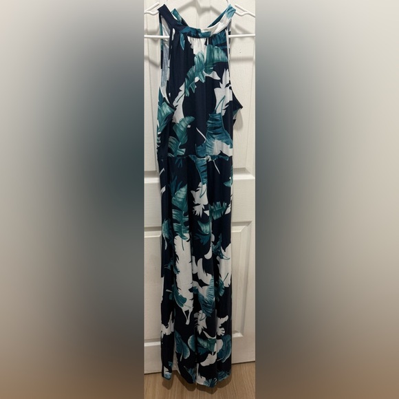 Elegant Blue and Green Leaf Print Maxi Dress - Picture 2 of 6